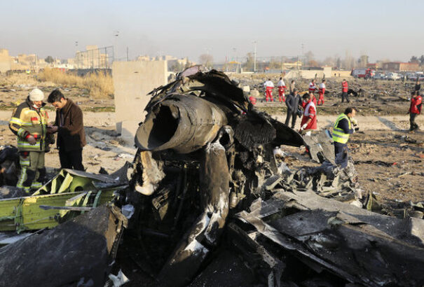 Ukrán légi katasztrófa: az irániak a roncsok között az áldozatok személyes tárgyait lopkodják