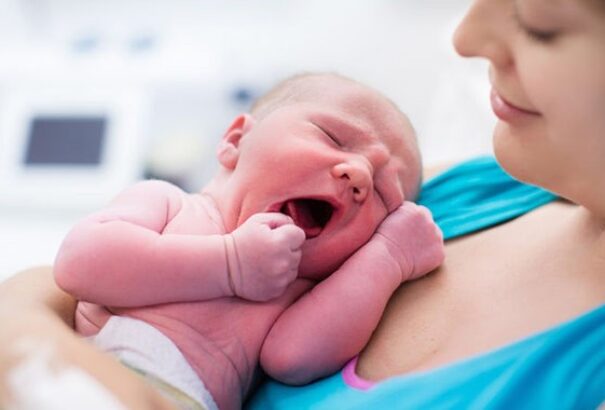 Szlovákiában a fővárosban, Magyarországon vidéken születtek az év első babái