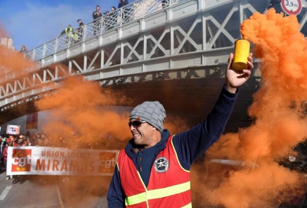 A francia kormány bizonyos feltételek mellett kész visszavonni a nyugdíjreform legvitatottabb pontját