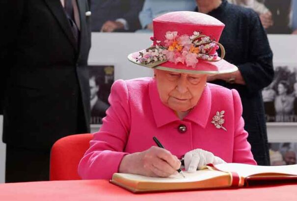 Brexit: Az uralkodó jóváhagyásával életbe lépett a kilépésről szóló törvény