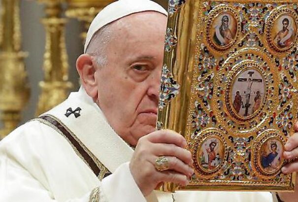 A papi cölibátus „nem korlát” Ferenc pápa új interjúkönyve szerint