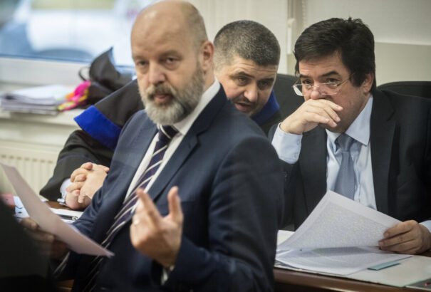 Váltóhamisítási per: Az ügyész 20 év börtönt javasol Kočnernek és Ruskónak