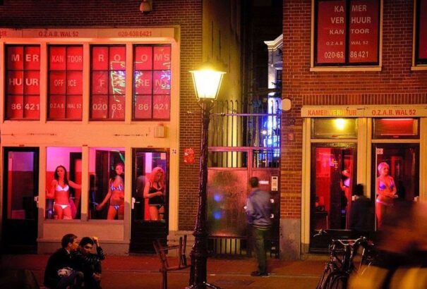 Amszterdam el szeretné távolítani a prostituáltakat a belvárosból. Egy hotelt építtetne nekik