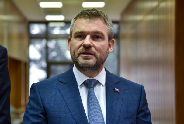 Egy Bécsből kiutasított kínai repülőgép Pozsonyban szeretne leszállni. Pellegrini a tiszti főorvos tanácsát kéri