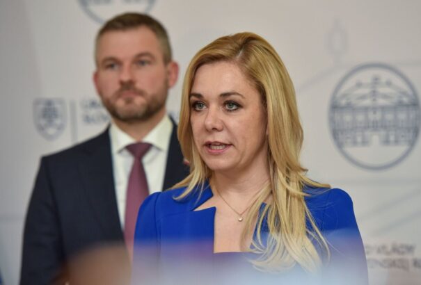 Saková elutasítja azt a vádat, miszerint akadályozni szeretné a külföldről szavazó polgárokat