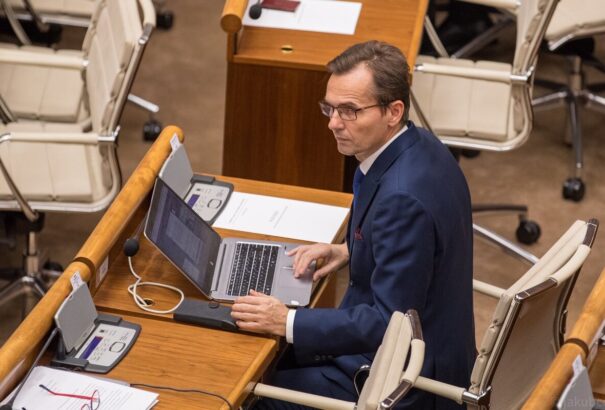 Botrányba fulladt, elnapolták a parlament mai rendkívüli ülését