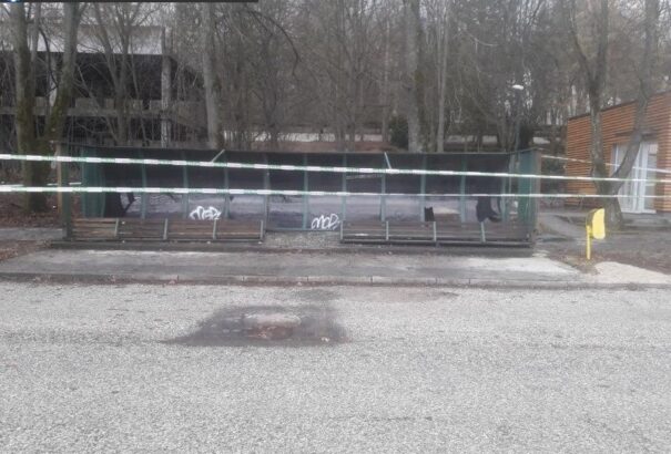 Feldöntött a szél egy buszmegállót, egy kislány életét vesztette, testvére súlyos sérüléseket szenvedett