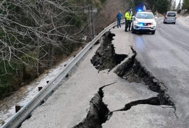 Északon brutális pusztítást végzett az orkán: kidőlt villanyoszlopok, beomlott úttest (Képek)