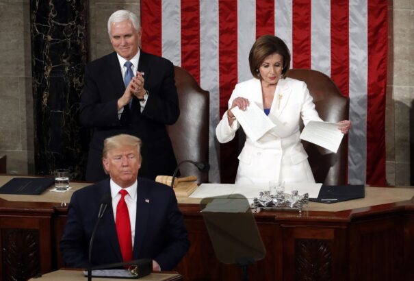 Nancy Pelosi széttépte Donald Trump beszédét
