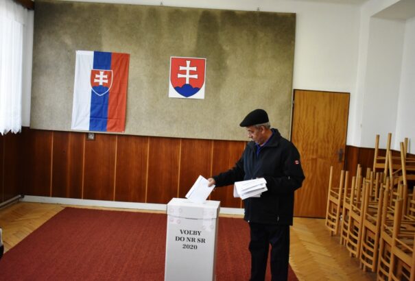 Választások 2020: Nyugodtan zajlanak a választások a Rimaszombati járásban – Képek