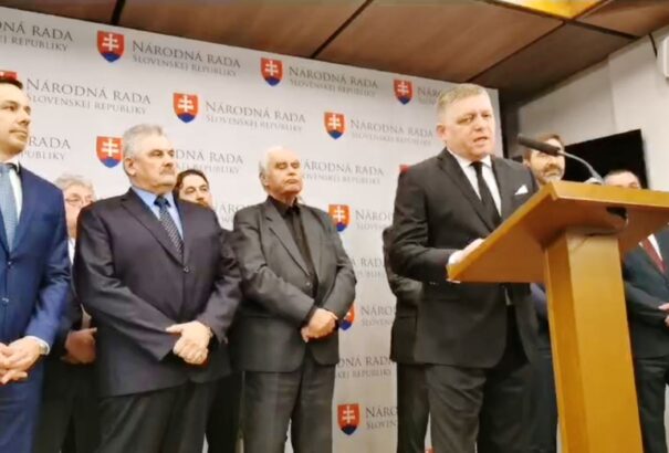 Fico: Az ellenzék őrültek házát csinál a parlamentből, Bugár nem tud politizálni