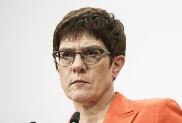 Politikai földrengés Merkel háza táján: Kramp-Karrenbauer lemondott a CDU vezetéséről
