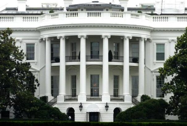 Letartóztattak egy férfit a Fehér Háznál. Azt mondta, azért jött, hogy megölje Trumpot