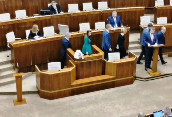 Pellegrini kiszorította a parlamentet blokkoló PS/Spolu képviselőit. Folytatódhat a rendkívüli ülés