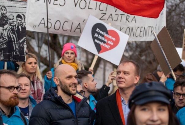 Az extrémisták megtámadták a PS/Spolu képviselőit a pénteki nagyszombati fasisztaellenes tüntetésen
