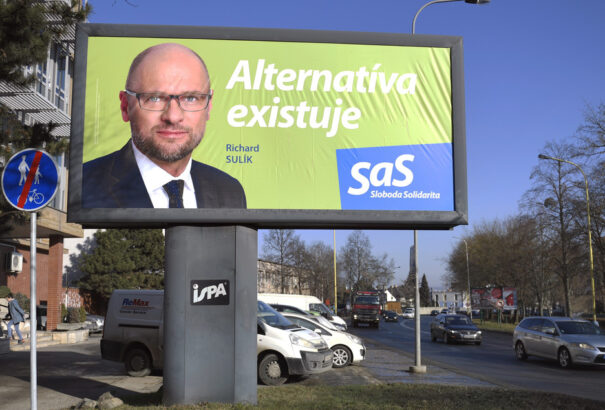 Az SaS-nak két nappal a választás előtt ki kell kapcsolnia a visszaszámláló készülékeit az óriásplakátjain