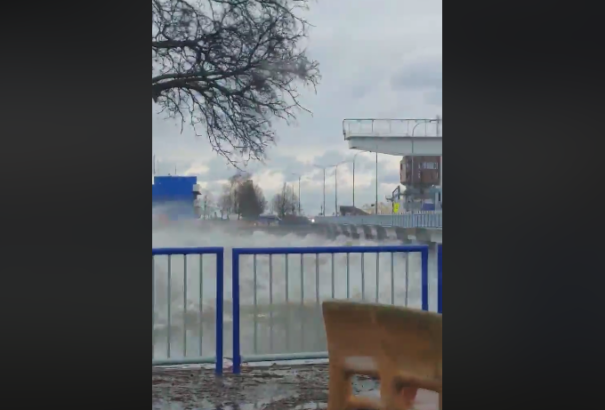 Rémisztő: Ilyen volt a Duna kedden Bősön a szélviharban – Videó