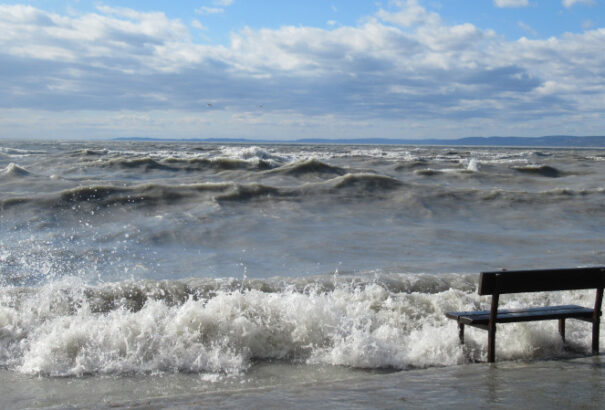 Nem mindennapi! Áttolta a szélvihar a Balaton vizét a keleti medencébe – videó