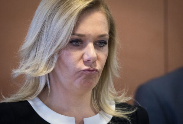 A belügyminiszter gátolni szeretné a külföldről szavazókat? – Frissítve Saková nyilatkozatával