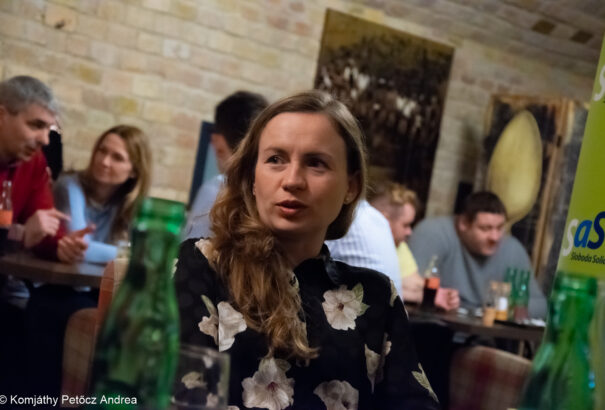 Az ellenzék kormányalakítási esélyeiről Filip Mónikával – Az SaS fórumán jártunk