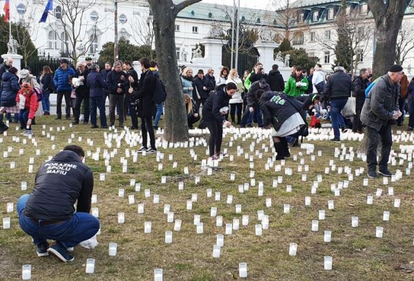 Matovičék a Smer és a Penta ellen tüntettek: 5 000 égő mécses az évente feleslegesen elhunyt személyekért