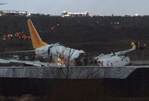 Túlfutott a leszállópályán és három darabra tört egy repülőgép Isztambulban, sokan megsérültek