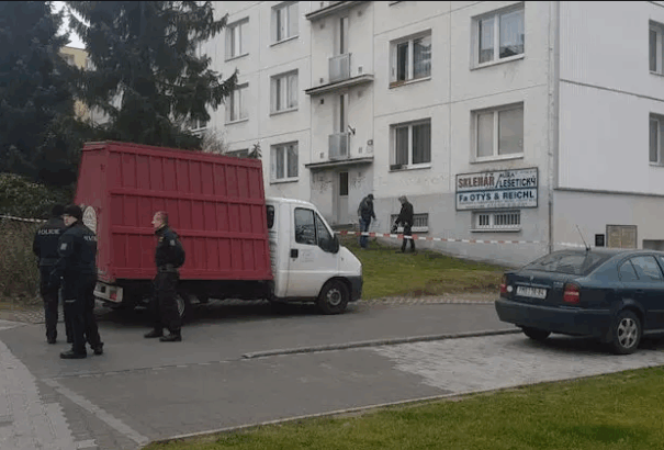 Csehországban kiesett egy 10 éves gyerek az 5. emeletről, az édesanyja utána ugrott