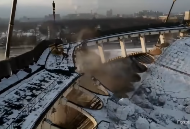 Tragédia: meghalt egy munkás, miután összedőlt a jégkorongstadion Szentpéterváron (Videó)