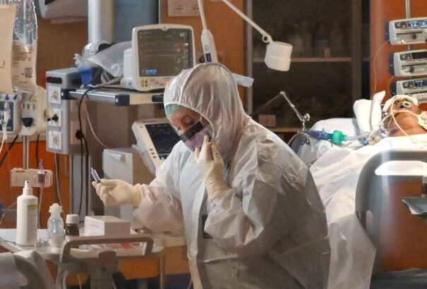 Spanyolország a NATO-hoz fordult segítségért, milliónyi maszkot és több száz lélegeztetőgépet kér