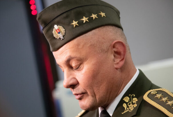 Akit pár hónapja még bemószerolt, ma már védelmi miniszter, így inkább lemondott a katonai hírszerzés feje