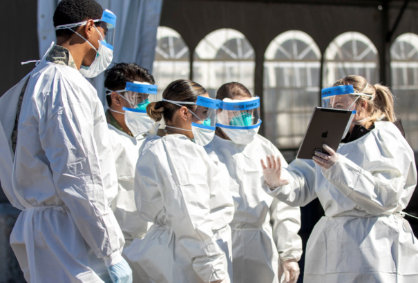 New York: A nővérek pozitív koronavírus-teszttel dolgoznak, védőfelszerelés helyett pedig szemetes zacskót húznak magukra