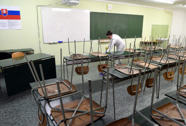 Több mint 50 középiskolát zárnak be Pozsony megyében a koronavírus miatt