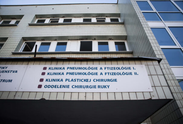 Újabb két fertőzött, karantén alá vontak több egészségügyi dolgozót a főrévi kórházban