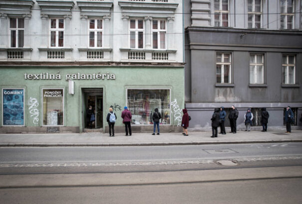 Kígyóztak a sorok hétfőn az újranyitott boltok előtt (fotók)