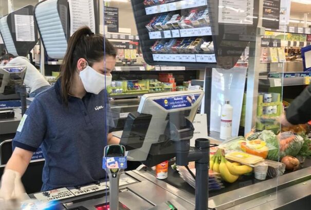 A Lidl és a Kaufland plexiüveget szereltet fel a pénztári dolgozók és a vásárlók közé