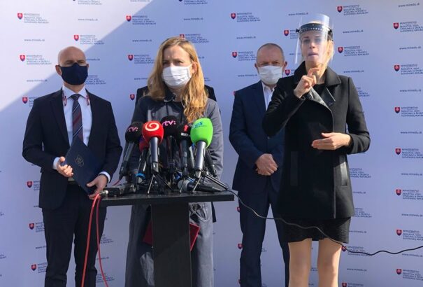 Bemutatkozott az oktatásügyi tárca új vezetése. Filip Mónika: Magyarosítjuk a dokumentumainkat