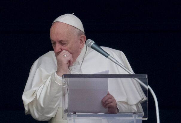 Nem fertőzte meg Ferenc pápát a koronavírus