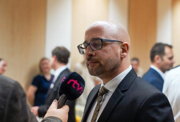 Menyhárt József dicstelen karrierjének és távozásának margójára