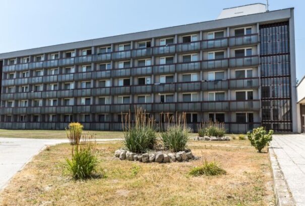 Pokrócot és vizet kérnek a bősi karanténközpontba szállított polgárok, akik szerint kosz van és hideg