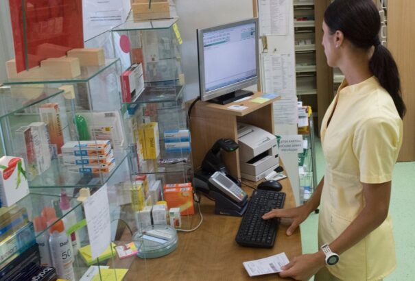 Fokozatosan kiürülnek a gyógyszertárak polcai. A páciensek kivásárolják az influenza elleni gyógyszereket