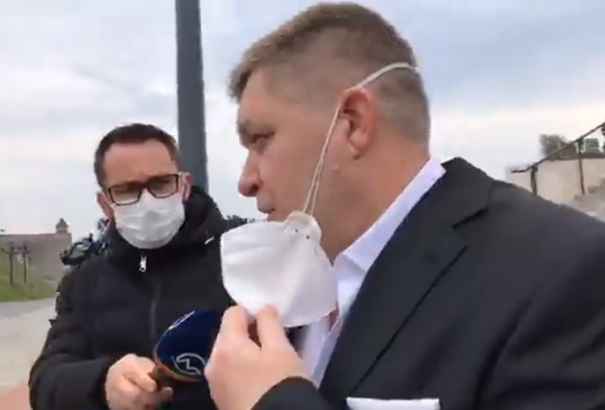 Kínos: Fico parkolóhelyet kért a többi pártelnöktől a sajtómentes övezetben. Nem kapta meg