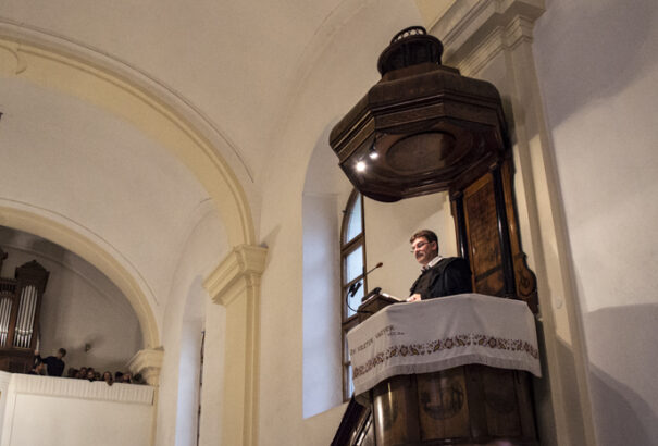 Fazekas László református püspök: Nem történik semmi véletlenül, Istennek mindennel célja van!