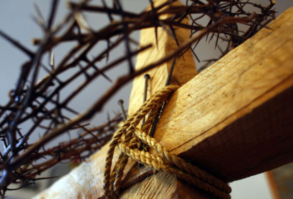 Nagyböjt 5. vasárnapja: „Bármennyire is sok küzdelmet, nehézséget, fájdalmat és szenvedést hoz számunkra az élet, higgyünk abban, hogy mindezek az örök élet felé vezetnek minket.”