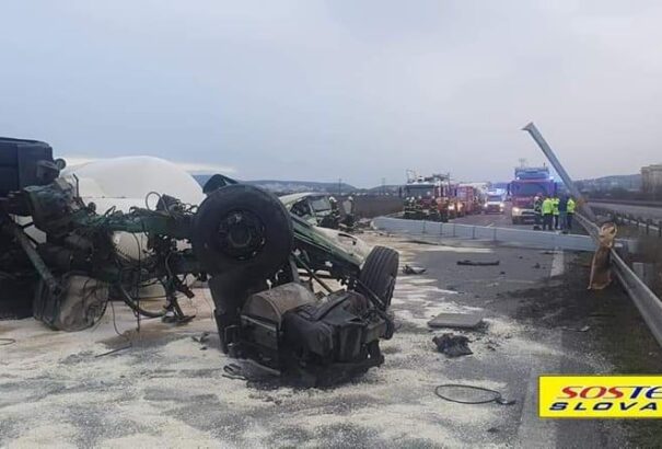 A rendőrség közzétette a tegnapi D2-es kamionbaleset felvételét – Képek, videó