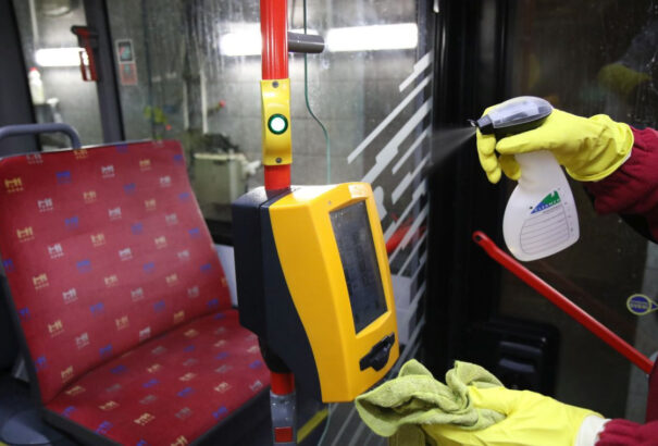 Maszk vagy azt helyettesítő eszköz nélkül nem szállhatunk fel a városi buszokra Pozsonyban