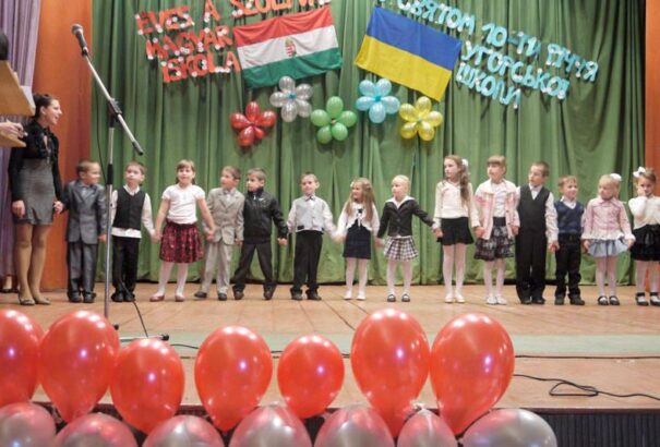 Az ukrán elnök aláírta a középfokú oktatásról szóló, magyarokat is sújtó vitatott törvényt