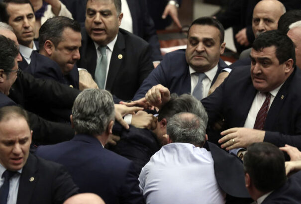 Tömegverekedés tört ki a török parlamentben