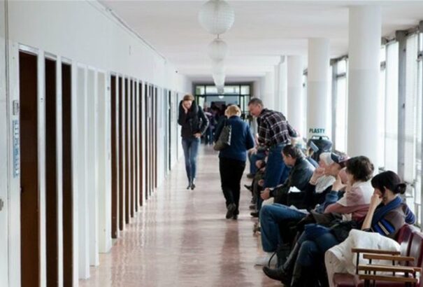 Mit jelent a házi karantén? Az Egészségügyi Minisztérium tájékoztat – Változások a templomokban és a Munkahivatalokban is