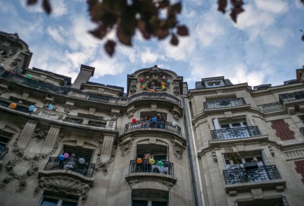 A szomszéd ház falára vetíti filmjeit egy párizsi mozi