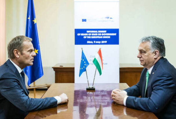 Donald Tusk továbbra is a Fidesz kizárását sürgeti, szlovák szövetségesei is akadtak